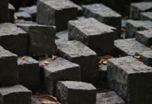 Welkom in de fascinerende wereld van materialen, waar de schoonheid en structuur van objecten zoals glas en marmer centraal staan.