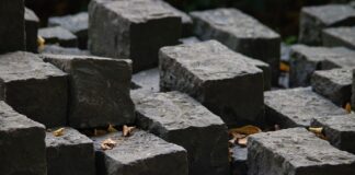 Welkom in de fascinerende wereld van materialen, waar de schoonheid en structuur van objecten zoals glas en marmer centraal staan.