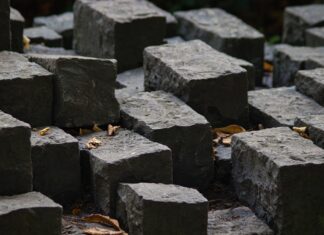 Welkom in de fascinerende wereld van materialen, waar de schoonheid en structuur van objecten zoals glas en marmer centraal staan.