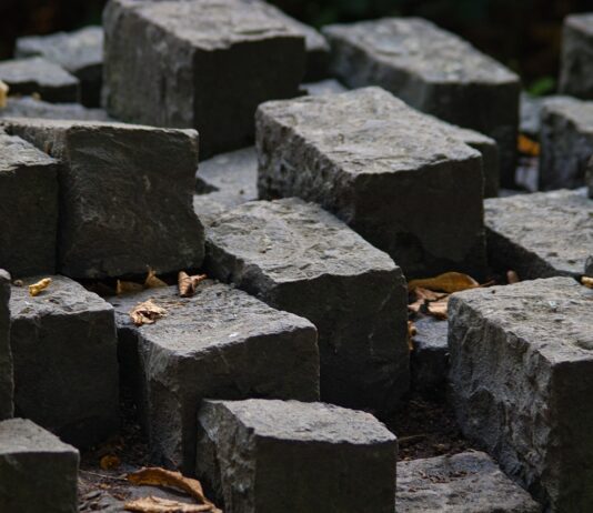 Welkom in de fascinerende wereld van materialen, waar de schoonheid en structuur van objecten zoals glas en marmer centraal staan.