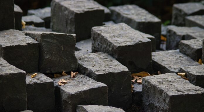 Welkom in de fascinerende wereld van materialen, waar de schoonheid en structuur van objecten zoals glas en marmer centraal staan.